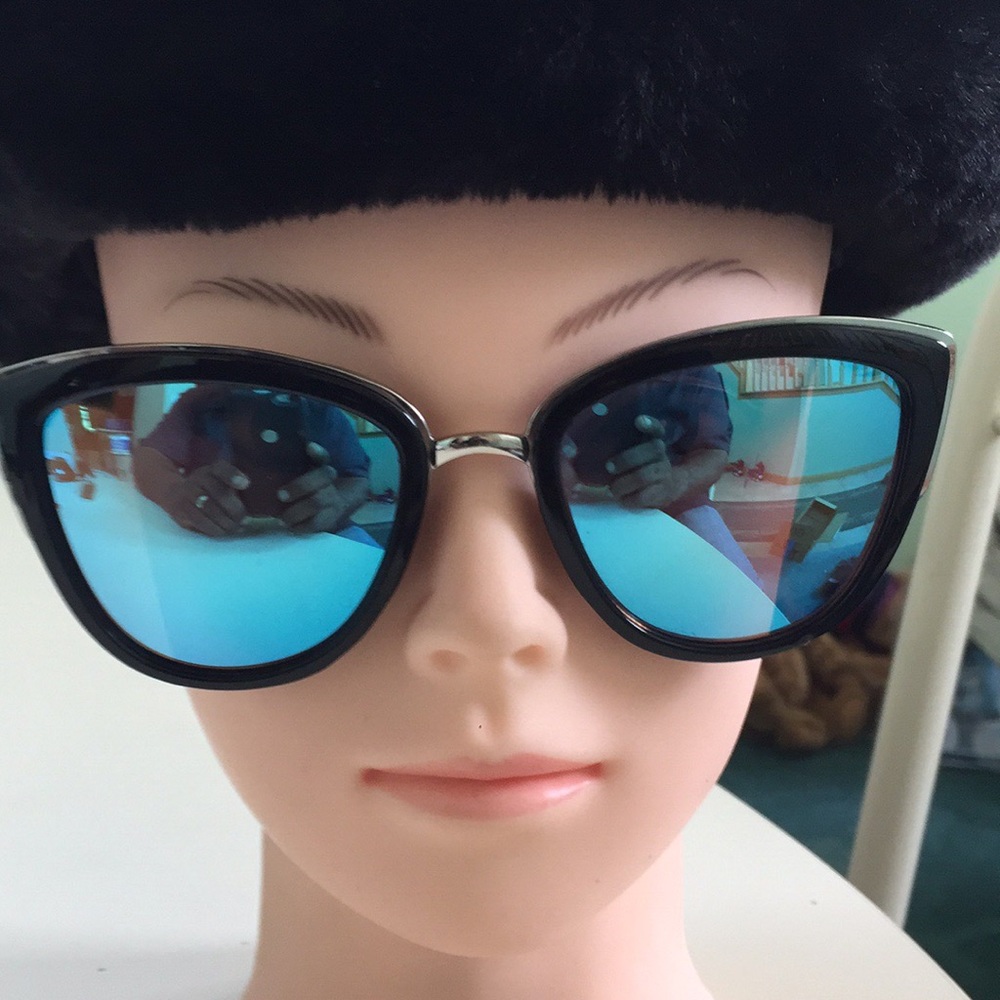 Steve Madden Sunglasses - Picture 2 of 5